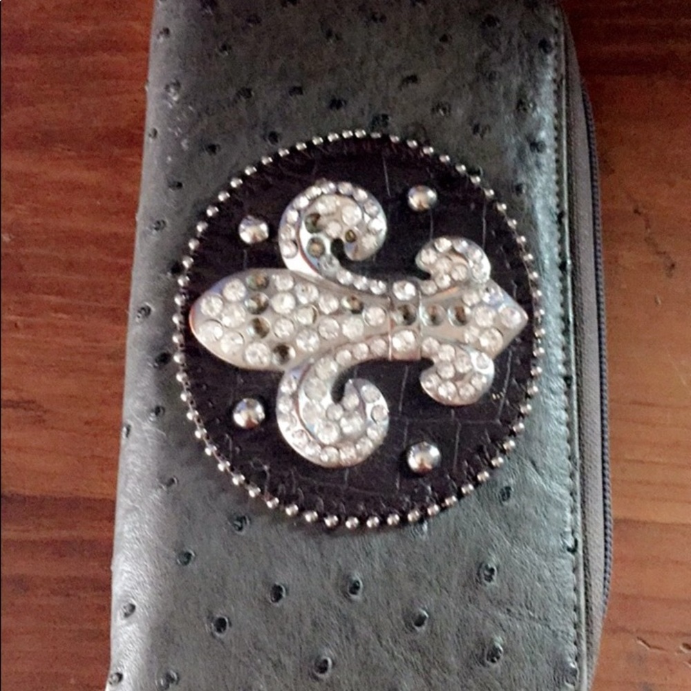Women’s zipper wallet
